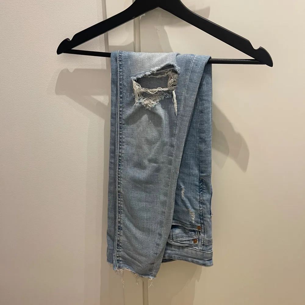 Säljer ett par ljusa jeans med snygga slitningar. De är högmidjade och har en tight passform som sitter perfekt. Skinny super high Waits från stradivarius. . Jeans & Byxor.