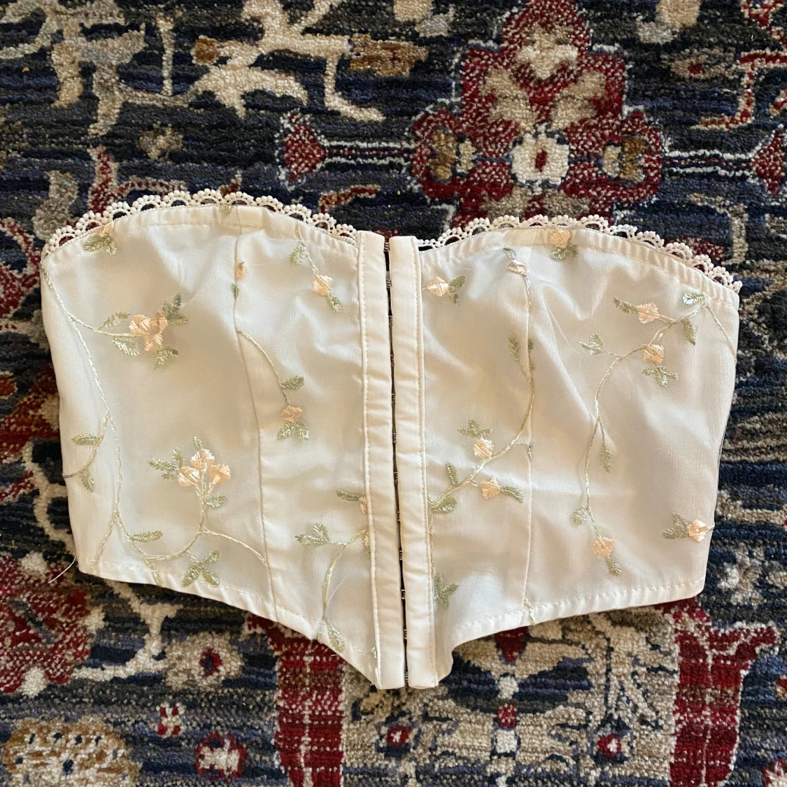 Vit broderad korsett!