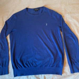 Ralph lauren - Säljer denna blå ralphl lauren tröja i bra skick.