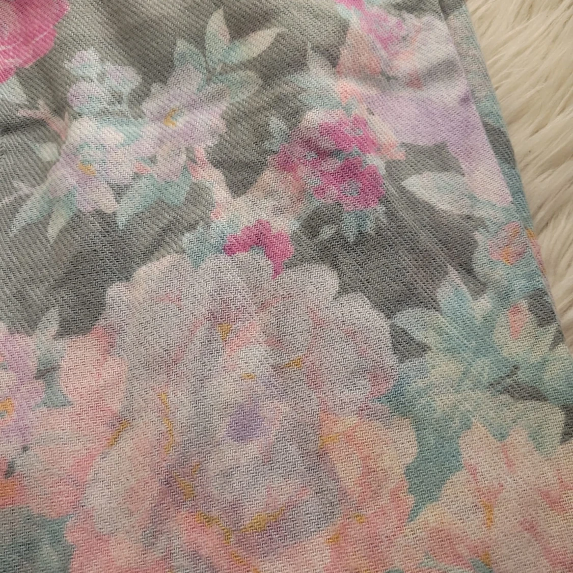 Blommig halsduk med fransar - 91