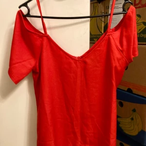 Topp strl 38 - Open shoulder topp från Bohoo strl 38, UK 10. Dragkedja baktill. Mycket fint skick.   