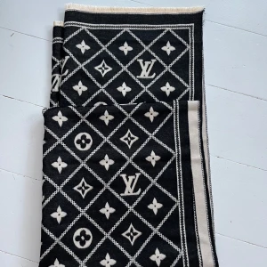 Svart och beige halsduk  - Säljer en elegant svart och beige halsduk. Den är supermjuk och perfekt för att hålla dig varm under kyliga dagar.  Passar både till vardags och festliga tillfällen.                                                                  Skriv för frågor!