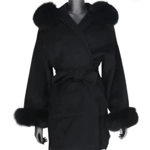 Svart pälsjacka med bälte - Säljer en elegant svart pälsjacka med fluffiga detaljer på huva och ärmslut. Jackan har ett bälte i midjan för en snygg passform. Perfekt för kalla vinterdagar när du vill hålla dig varm och stilren. 🖤 Passar även som storlel M. Använd några gånger.