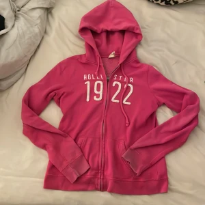Rosa hoodie från Hollister - Säljer en snygg rosa hoodie från Hollister. Den är i bra skick. Passar perfekt till hösten! Storlek S 