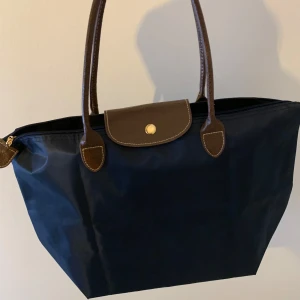 Marinblå väska  - Longchamp liknande Tote väska.  Inte använd. Får plats med en Mac