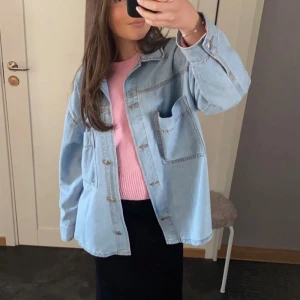 Jeansjacka - Säljer denna superfina jeansjacka ifrån Gina Tricot i storlek S , endast använd ett fåtal gånger, i nyskick ! 💕