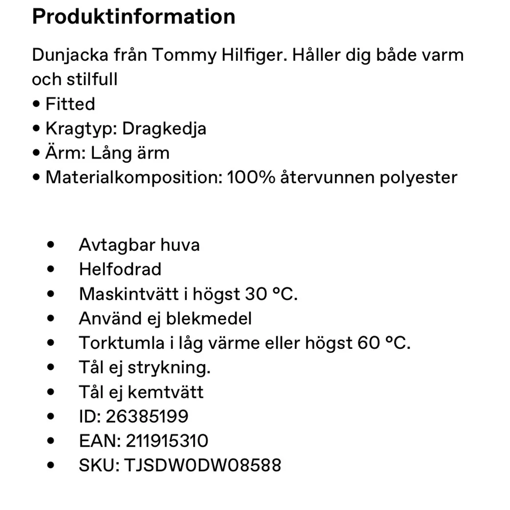 Säljer en snygg och varm mörkblå dunjacka från Tommy Hilfiger. Jackan har en avtagbar huva med fuskpäls och dragkedja framtill. Den är helfodrad och gjord av 100% återvunnen polyester. Perfekt för kalla dagar! Säljer på grund av att den är lite för tajt för mig, men väldigt fin! Helt ny. Jackor.