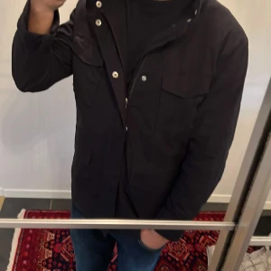 John Henric Field Jacket - Säljer nu denna riktigt feta john henric jackan i storlek S. Jackan är i väldigt bra skick och passar perfekt nu inför vintern. Skriv vid fler frågor eller funderingar🤙