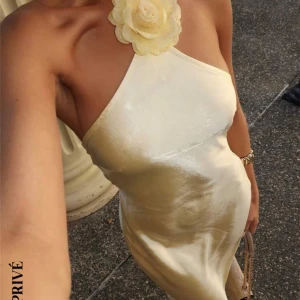 Gul satin klänning - Otrolig gul satin klänning💛storlek M 🐝🍯