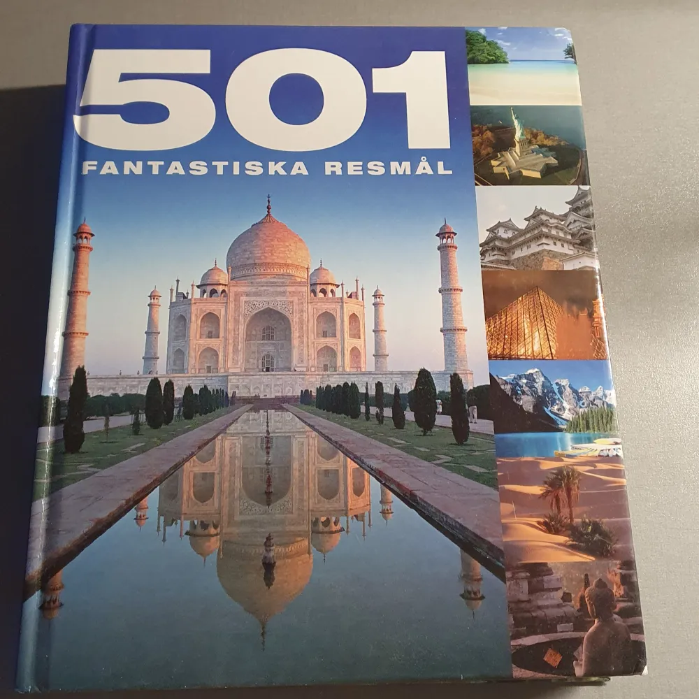 Den här boken är en perfekt guide för alla som älskar att resa och upptäcka nya platser. Den har en blå omslag med en bild av Taj Mahal och flera andra ikoniska resmål. Perfekt för att få inspiration till nästa äventyr!. Böcker.