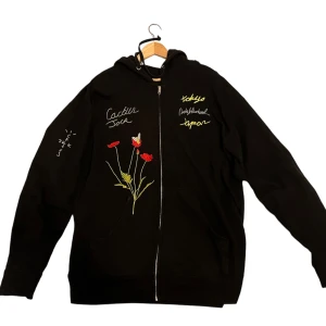 Travis scott zip hoodie - Travis Scott by cactus jack zip hoodie, I bra skick men med tecken på användning. Storlek Xl och sitter true to size. Kan gå ned i pris vid snabb affär.