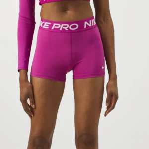 Rosa träningsshorts från Nike - Säljer ett par snygga rosa träningsshorts från Nike Pro. De är i ett stretchigt och bekvämt material. De är i mycket bra skick och redo för nya äventyr! Nypris: 379kr