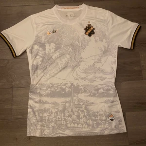 AIK Fotbollströja - AIK Fotbollströja (OBS replika ej äkta matchtröja) Helt Oanvänd 