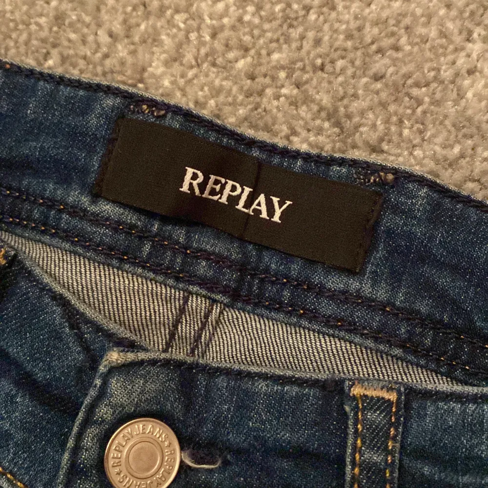 Säljer ett par snygga blå jeans från Replay i modell grover. Riktigt sköna och knappt använda. Straight fit.. Jeans & Byxor.