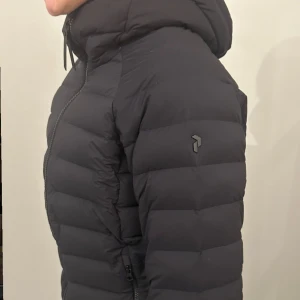 Dunjacka Peak Performance  - Säljer en svart dunjacka från Peak Performance i mycket bra skick. I storlek M, men skulle säga att det är som en S. Säljer för 750kr