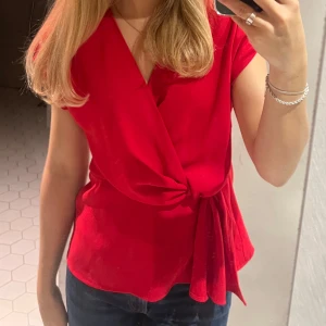 Rödttopp från Zara - Snygg röd omlottopp från Zara i storlek XS. Used only once