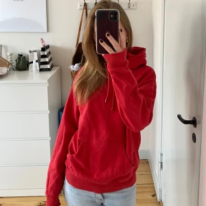 Röd hoodie - Säljer en supermysig röd hoodie i bra skick. Perfekt för kyliga dagar med sin mjuka insida och stora ficka framtill. Den har en klassisk passform och en justerbar huva. Tryck gärna på köp nu!❤️
