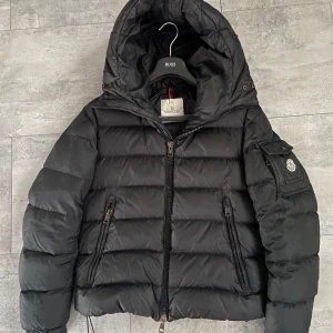 Moncler jacka - Säljer denna asfeta moncler jacka! Storlek 2, passar S/M. Nypris 15000kr. Tidigare köpt på GarmsMarket, digitalt kvitto finns! Tags från originalköp medföljer. Skick 8/10, finns några små skråmor men väldigt fin i helhet. Hör av er vid funderingar!