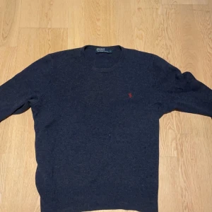 Kashmir tröja från Ralph Lauren - Säljer en snygg mörkblå kashmir tröja från Ralph Lauren. Den är i storlek L i bra skick.
