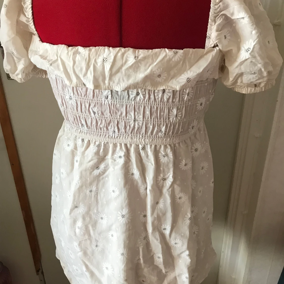 Vit blommig klänning med puffärmar - 90