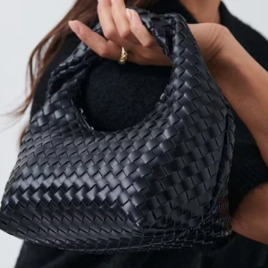 väska  - Snygg svart handväska i flätat mönster från gina tricot, används ej 🥰 