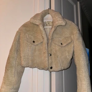 Pull & Bear Beige teddyjacka -  beige teddyjacka i croppad modell. Knappt använd 