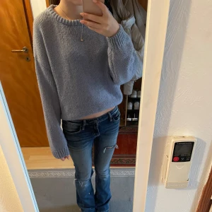 Blå stickad tröja - Säljer en supermysig blå stickad tröja. Perfekt för kyliga dagar med sin lösa passform och långa ärmar. Den är enkel men stilren och passar till allt från jeans till kjol. Perfekt för höst och vinter!