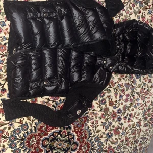 Svart dunjacka från Moncler - Säljer en snygg svart dunjacka från Moncler. Den är perfekt för kalla dagar med sitt blanka material och varma fyllning. Jackan har en dragkedja framtill och långa ärmar. Den är i mycket bra skick och redo för vinterns äventyr! 🖤M passar bra som s också. Kan mötas i Linköping och Norrköping för mer information eller bilder skriv till 🫶🏽
