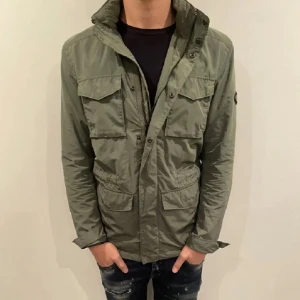 J.lindeberg fieldjacket - Skick 8/10, de finns inga defekter på jackan bara att jag har haft den i ungefär 2 månader. Väldigt snygg och trendig jacka som passar bra till hösten, våren och kanske tillomed på vintern. Pris kan diskuteras vid snabba affäre, jackan passar från 175-185 skulle jag säga