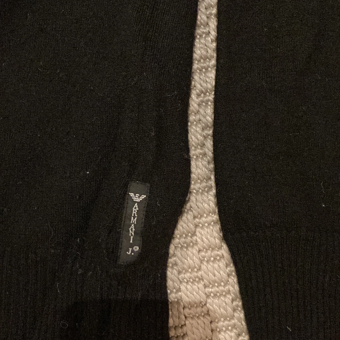 Svart mjuk Armani tröja med paljettrosett från Armani Jeans - 91