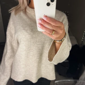 Beige stickad tröja - Säljer denna trendiga stickade tröjan från Gina som är slutsåld