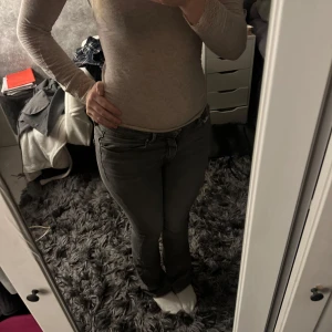 only jeans - Säljer dessa only jeans då dom it kommer till användning. Dom är i bra skick men är lite sönder trampade men de är inget som syns❤️storlek S