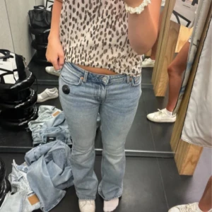 Bootcut Jeans - Jätte fina jeans som aldrig är använda och har inga defekter, säljer på grund av att dem inte passade mig. Midjemått 37 Ytterbenslängd 106 Innebenslängd 76