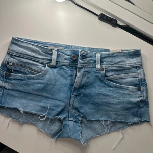 Blå jeansshorts från Wrangler - Säljer mina as snygga Lågmidjade shorts från pepe jeans❤️