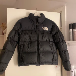 The North Face jacka - Damjacka från The North Face i storlek m (passar mig som vanligtvis har s). Använd sparsamt en vinter utan några defekter. Två fickor med dragkedja samt en innerficka med dragkedja och en utfällbar luva. 