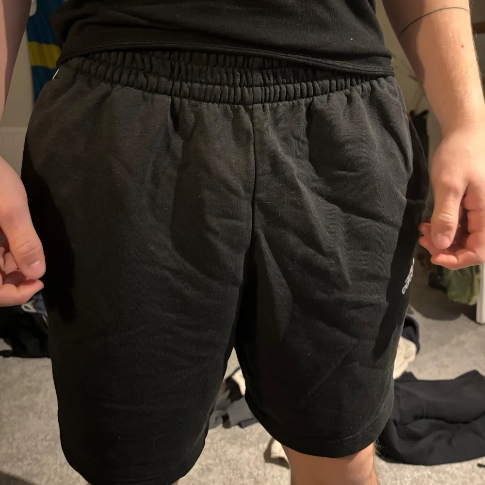 Adidas shorts i färgen svart. Köpta för ungefär 3-4 år sedan och är väl använda men i bra skick. Jag är 174 cm som referens. . Shorts.