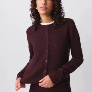 Mörklila kofta med knappar - Säljer min super snygga vinröda kofta från Gina Tricot❤️använd max 2 gånger och är i toppen skick❤️❤️