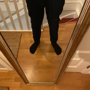 SÄLLSYNTA Tiger of Sweden evolve jeans - Säljer ett par mörkblå jeans i bra skick. De har en klassisk femficksdesign och är tillverkade i ett slitstarkt material. Perfekta för både vardag och fest! Original pris 1500kr