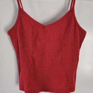 Rött linne - Snyggt linne, sitter inte för tight utan är väldigt skönt!🩷