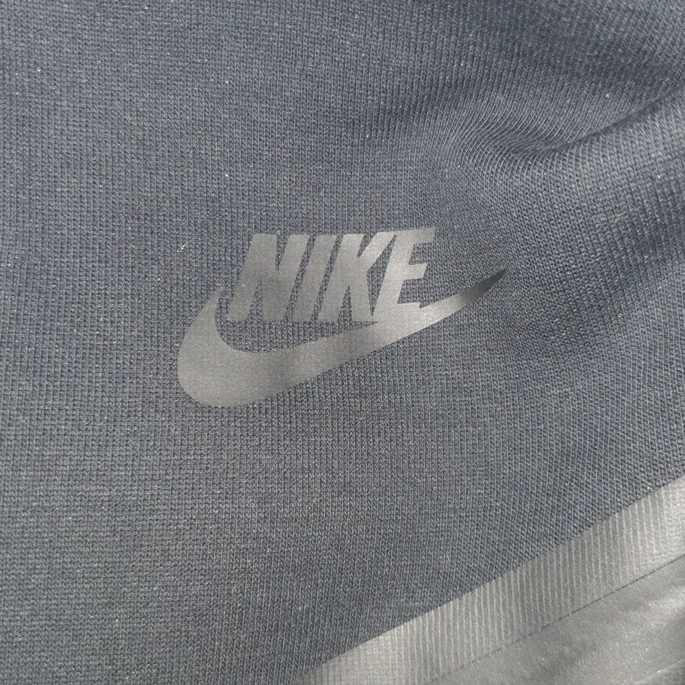 Säljer en svart Nike jacka i mycket bra skick. Den har en dragkedja framtill och en praktisk ficka med dragkedja på ärmen. Perfekt för höst och vår, med en stilren design och Nike-logga på bröstet. Passar både till vardags och träning.. Jackor.