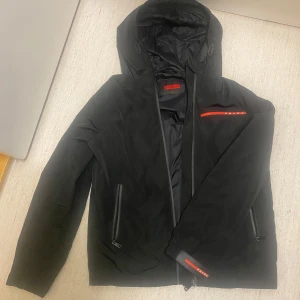Svart P jacka - Säljer denna heta jackan för jag inte längre vill ha den, säljs för bra pris. 