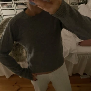 Grå stickad tröja - Mysig grå stickad ullcashmere tröja i bra skick. Perfekt för kyliga dagar med sin långa ärmar och bekväma passform. Enkel och stilren passar till det mesta. Perfekt för vintern