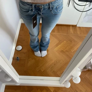 Ltb lågmidjade bootcut jeans - Säljer ett par snygga blå bootcut jeans från LTB som är helt slutsålda. Lappen är kvar och de är aldrig använda. Storlek W24 L32