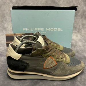 PHILIPPE MODEL TRPZ - - Philippemodel TRPZ - Skick: 9,5/10 - Tillbehör: Enbart skorna - Storlek 42, sitter mer som 43 - Nypris ca 3700kr // Deluxecloset