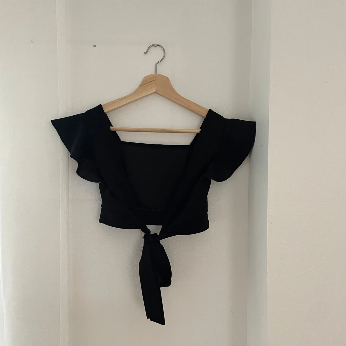 Svart offshoulder topp med knyt - 91