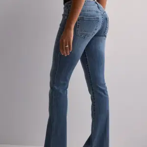 Säljer dessa jättefina jeans som jag märkte är för stora för mig när jag använt dem knappt en gång så inprincip helt nya