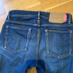 Blå jeans från Acne Studios - Säljer ett par snygga blå jeans från Acne Studios som är en del av Blå Konst. Priset är diskuterbart