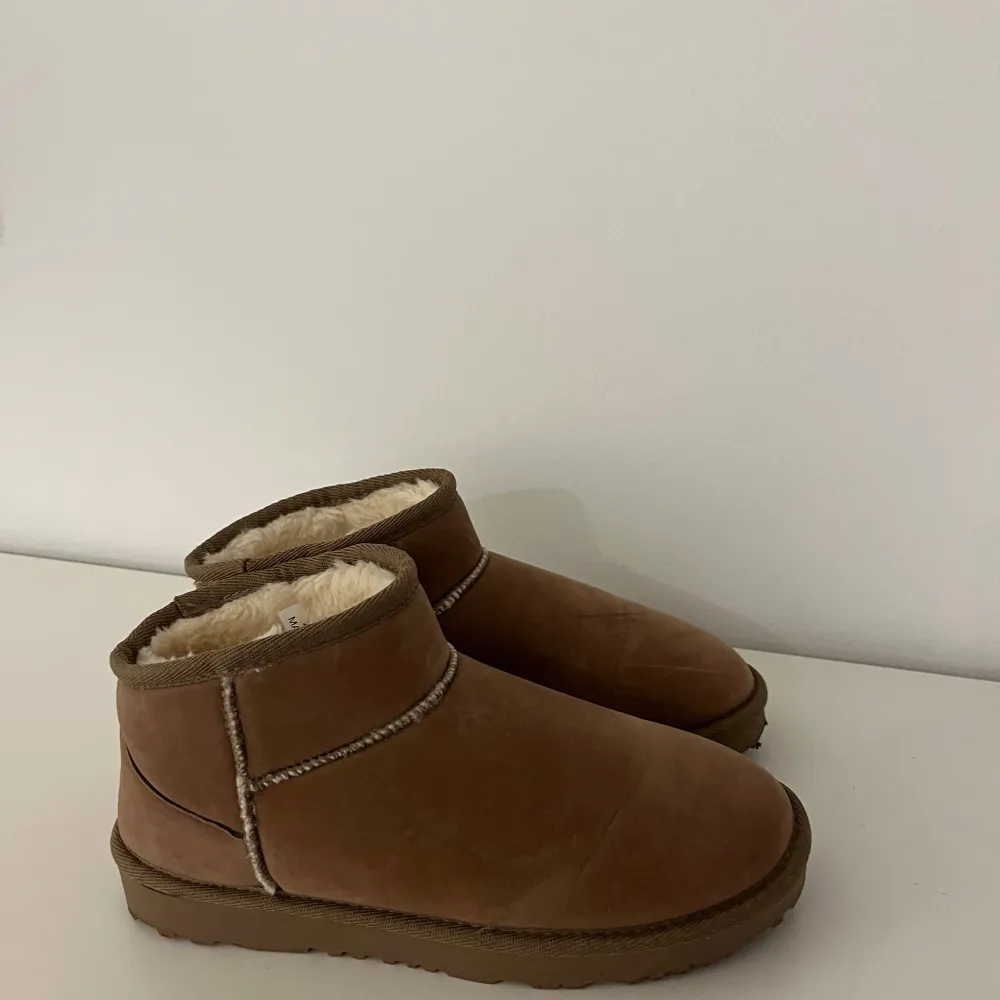 Säljer ett par jättefina och sköna uggs från Nelly i mycket bra skick. Använda bara 1 gång så som helt nya. Perfekta inför vinter!!💕Köpt för 350kr säljer för 200kr💕. Skor.