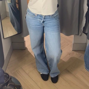 Ljusblå baggy jeans - Säljer ett par ljusblå baggy jeans från H&M. De är low-/midwaist har en klassisk femficksdesign. Bara använda några gånger så jättefint skick.
