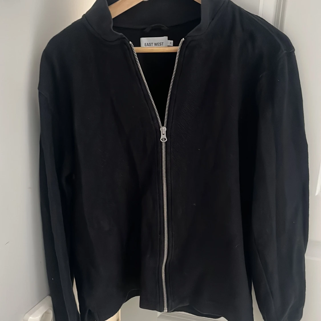 Svart helzip från East West